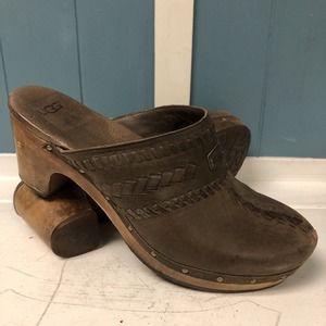 UGG Women's Size 9 Slip On Clogs, Tan Brown Clogs With Wooden Heels‎